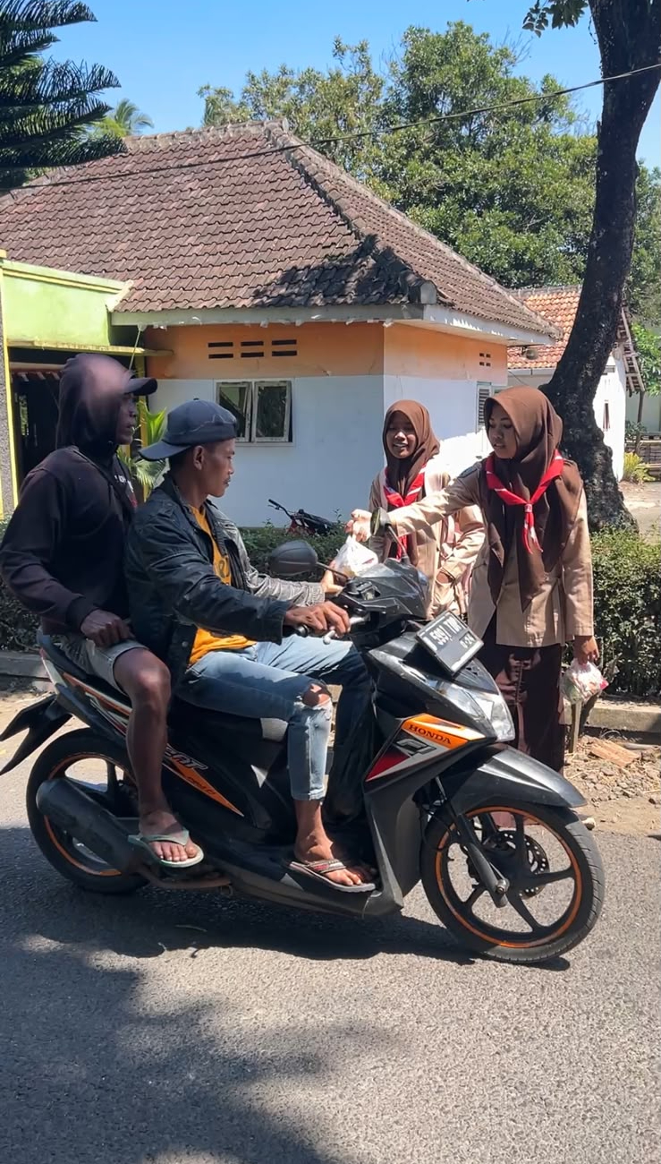 OSIS SMP Al-Khoiriyah Ranupakis Gelar Aksi "Jum'at Berkah" - foto 1